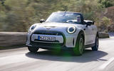 mini electric convertible review 01 tracking front