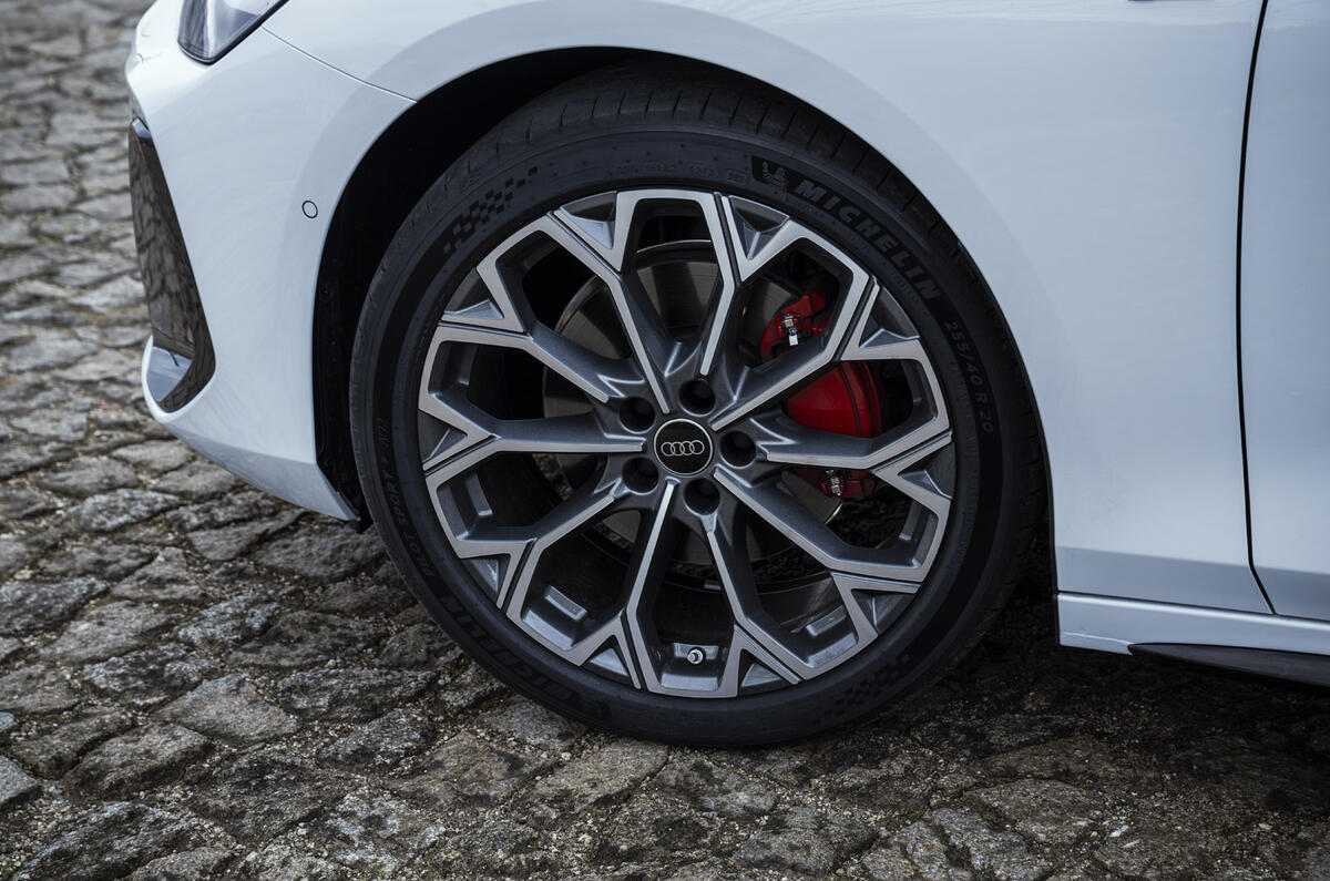 00100 Audi A6 Sport TFSI 2025 Autocar Critique roue