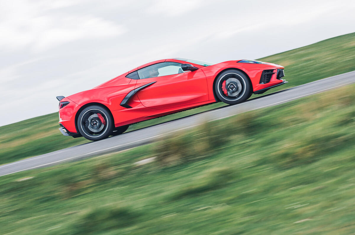 02 Chevrolet Corvette de tourisme C8 Stingray 2022 RT pan latéral