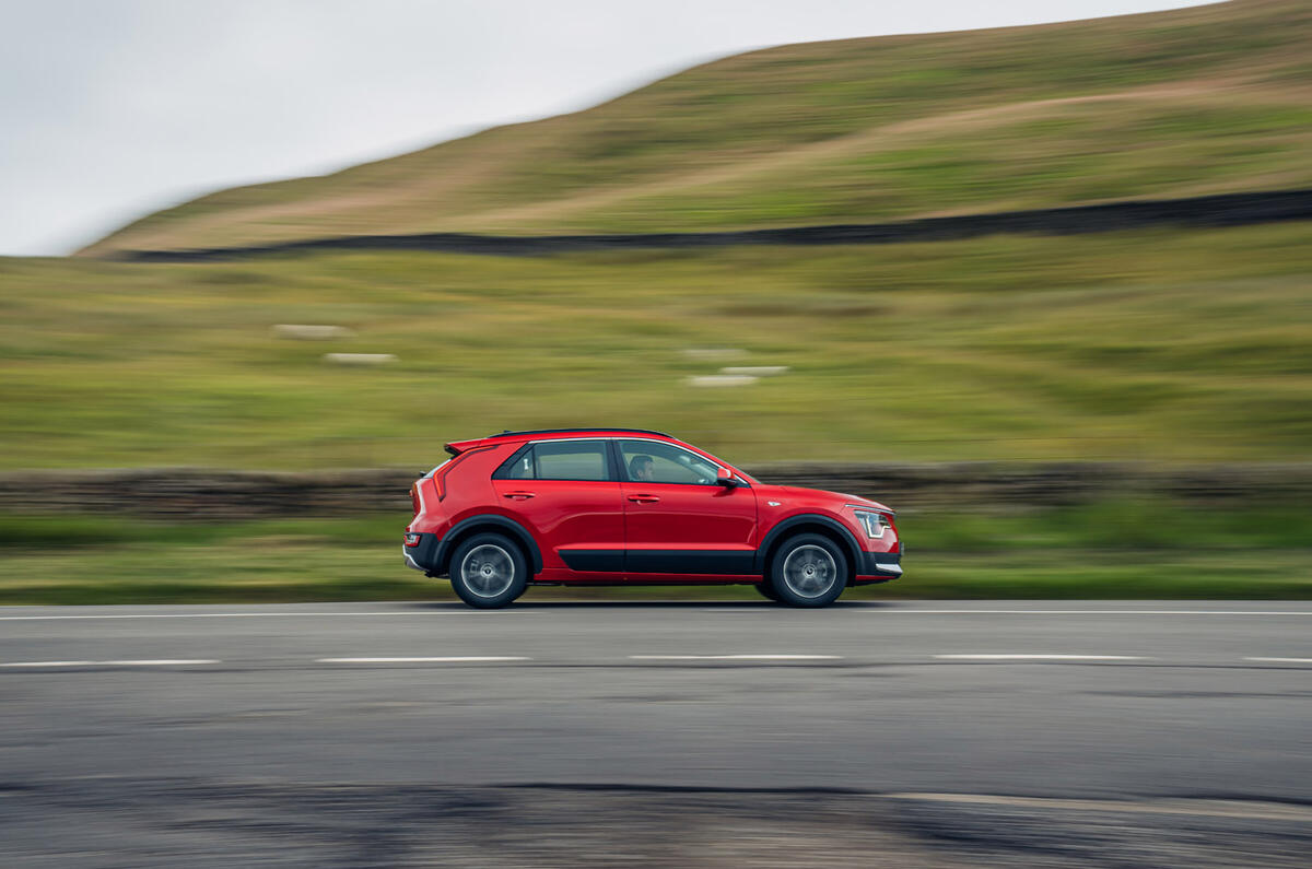 02b Kia Niro HEV FD 2022 side pan