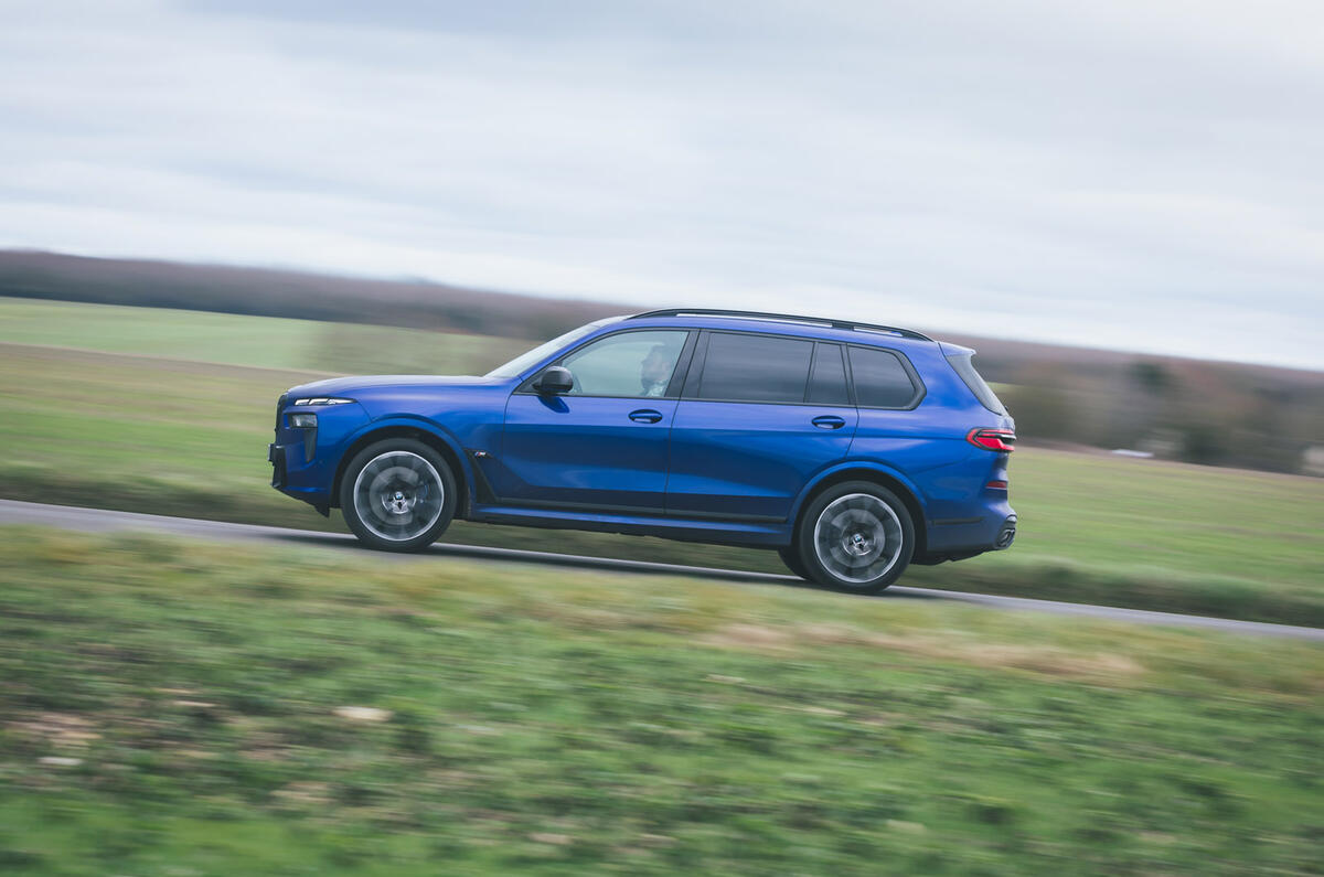 03 BMW X7 M60i RT 2023 side driving