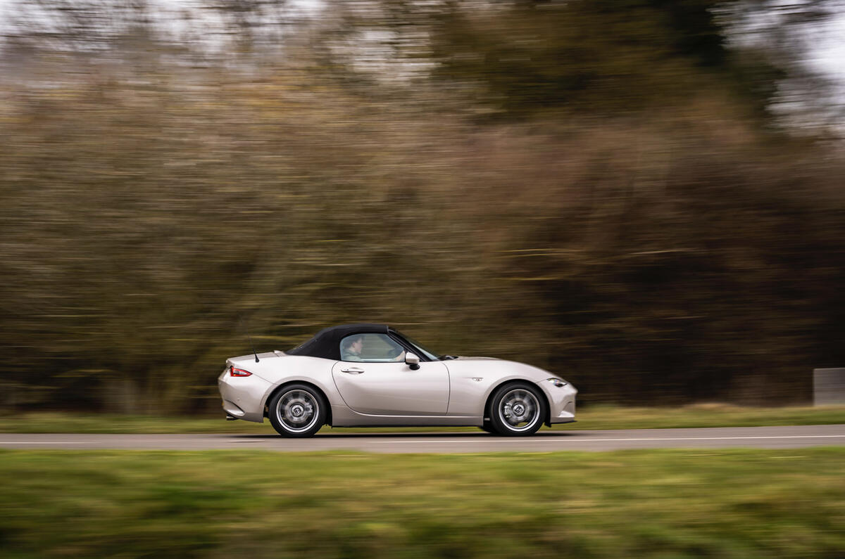 03 Mazda MX 5 RT mise à jour 2023 conduite latérale