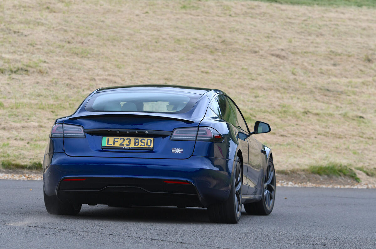 03 Tesla Model S Plaid FD 2023 virage arrière