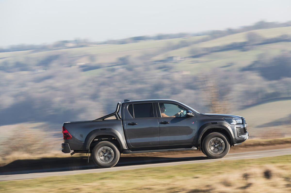 03 Toyota Hilux GR Sport RT 2023 conduite latérale