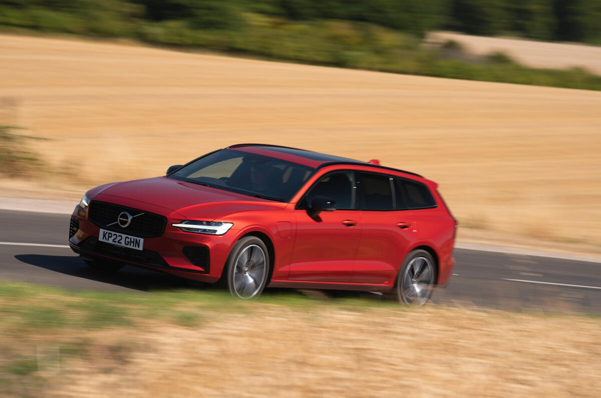 03 Volvo V60 PHEV RT 2022 angle du feu avant