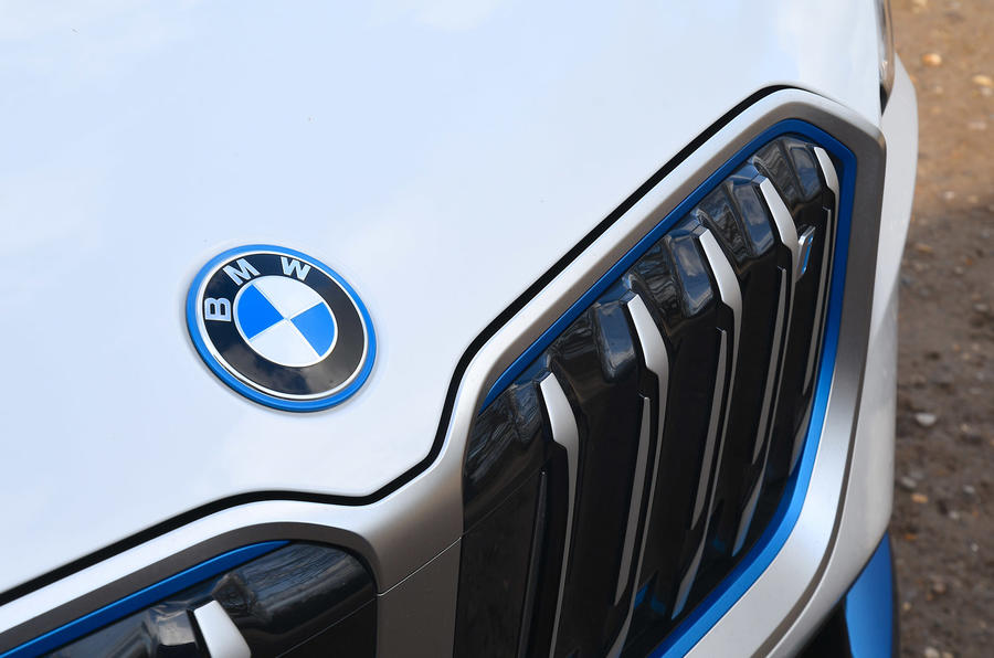 04 BMW Ix1 FD 2023 détail calandre