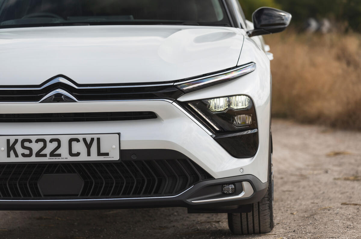 04 Citroen C5 X RT 2022 front stance