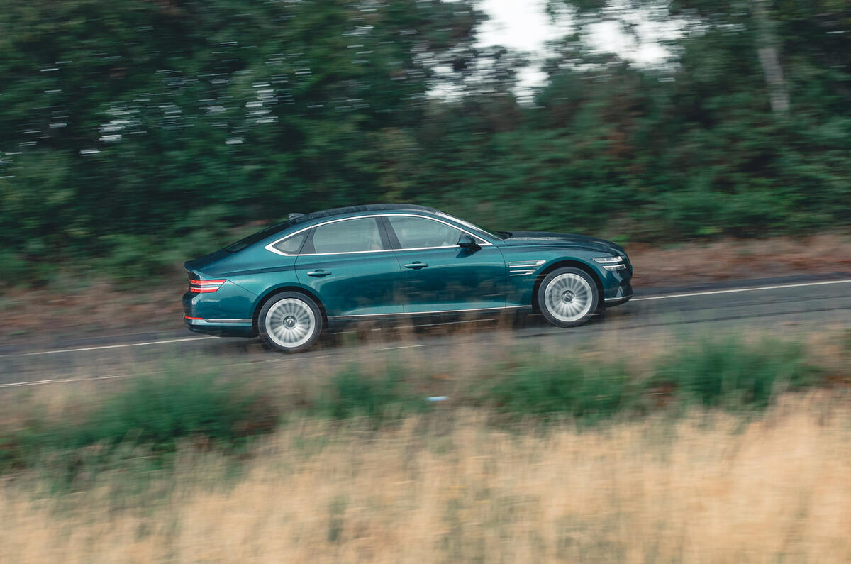 04 Genesis Electrifiée G80 RT 2022 pan latéral