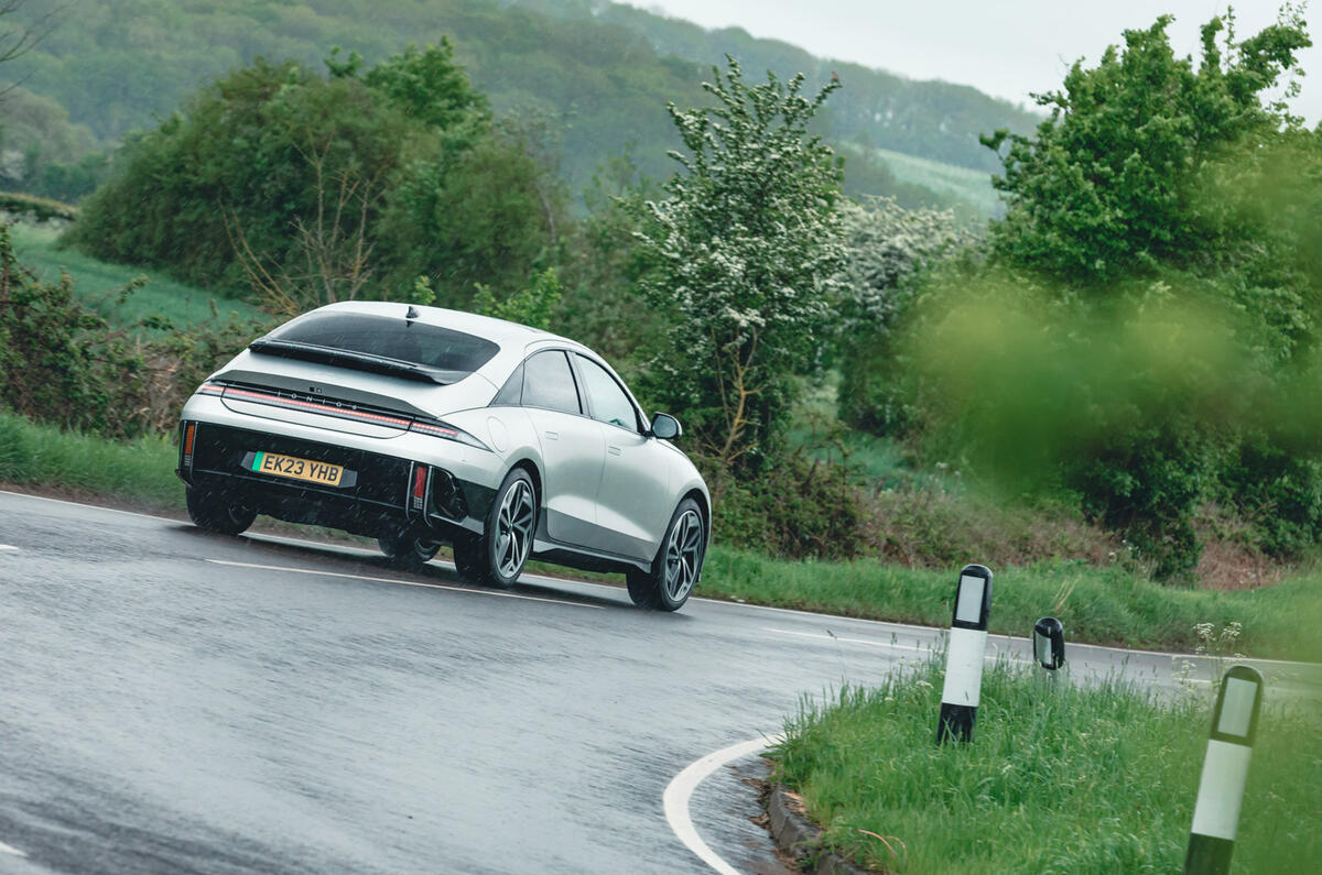 04 Hyundai Ioniq 6 RT 2023 virage arrière