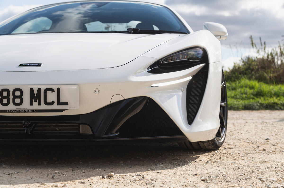 04 McLaren Artura RT 2022 headlight