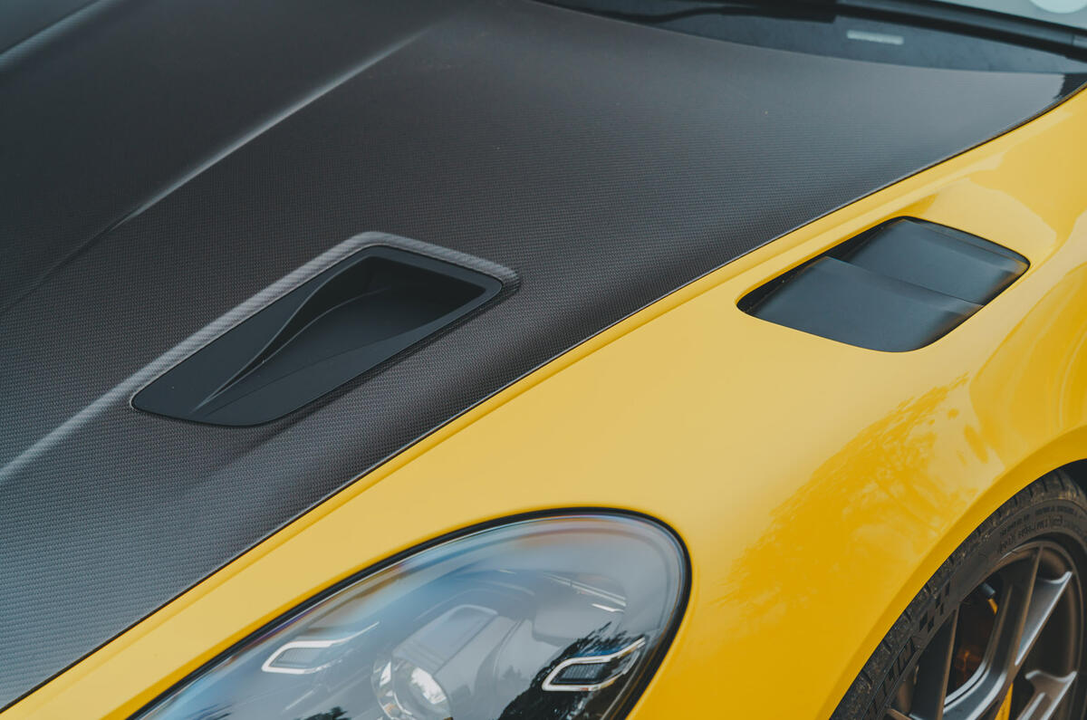 04 Porsche Cayman GT4 RS RT 2022 bonnet vents