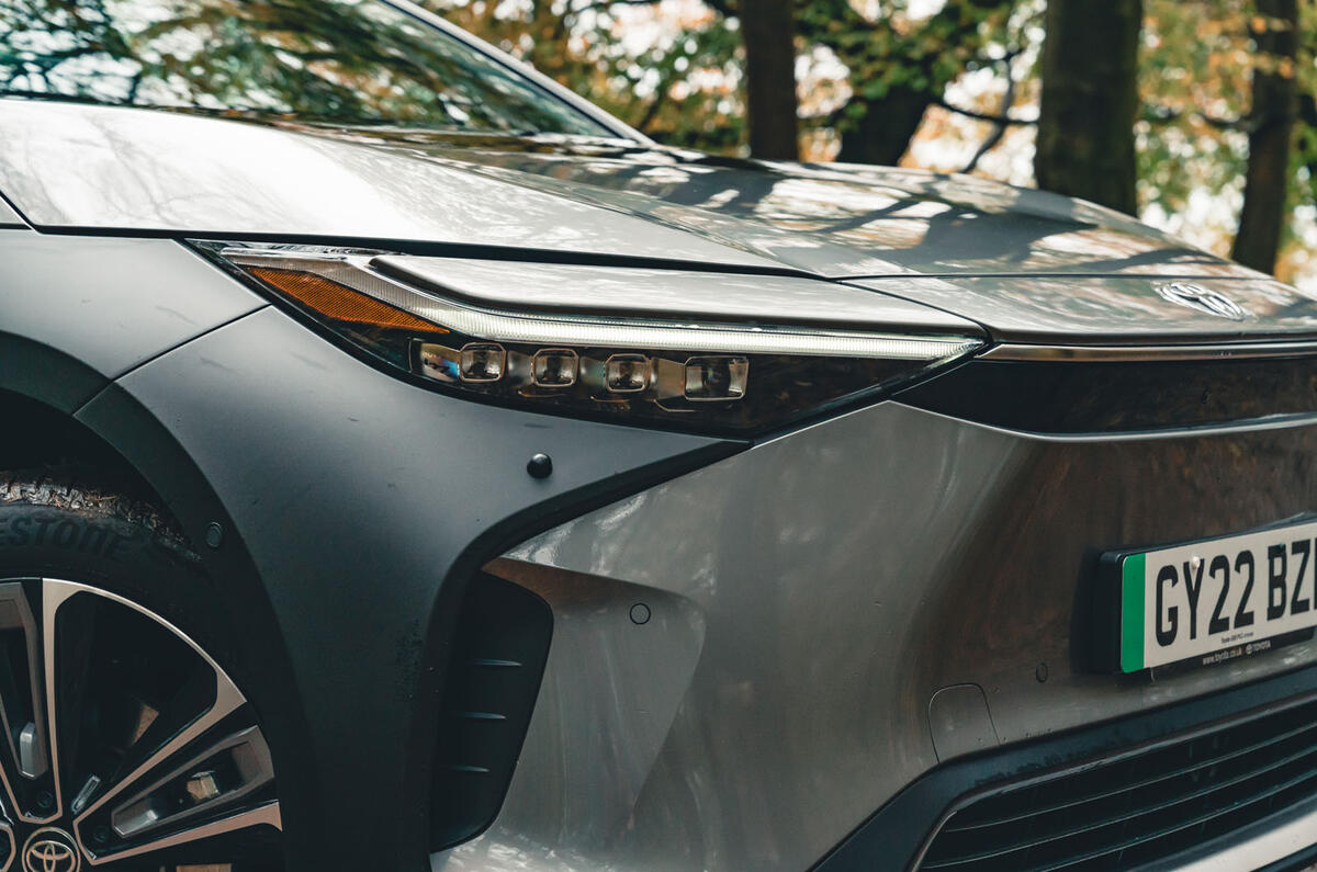 04 Toyota bZ4X AWD RT 2023 hammerhead lights