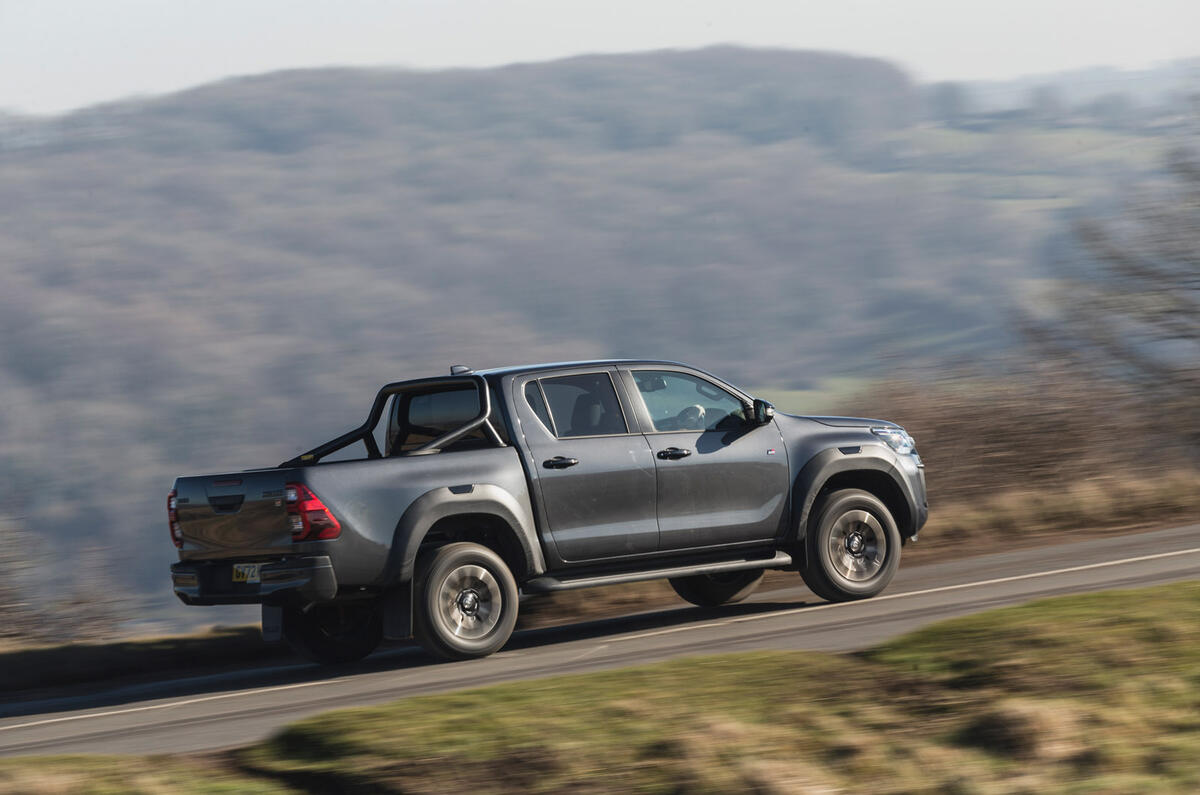 04 Toyota Hilux GR Sport RT 2023 conduite arrière