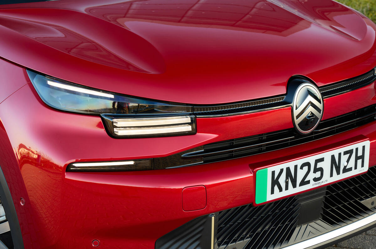 05 Citroen e C4 2025 avis grille de phares