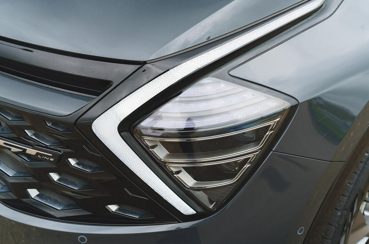 05 Kia Sportage 2022 RT headlight