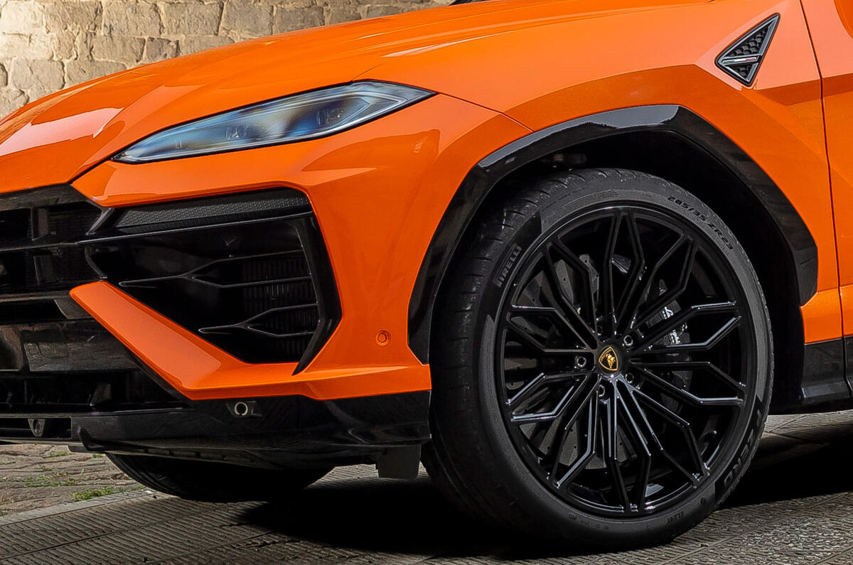 05 Lamborghini Urus SE 2024 roue et phare