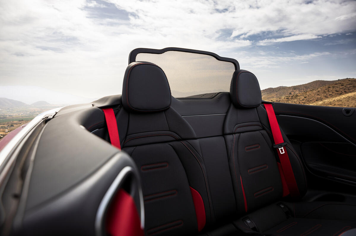 05 Mercedes AMG CLE 53 Cabriolet 2024 compte-rendu sièges arrière déflecteur d'air