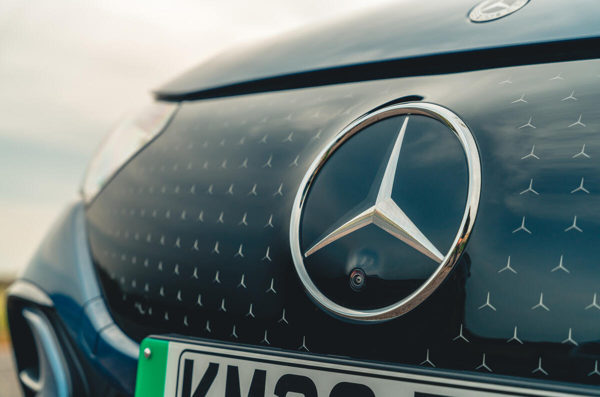 05 Mercedes Benz EQE RT 2023 front grille badge