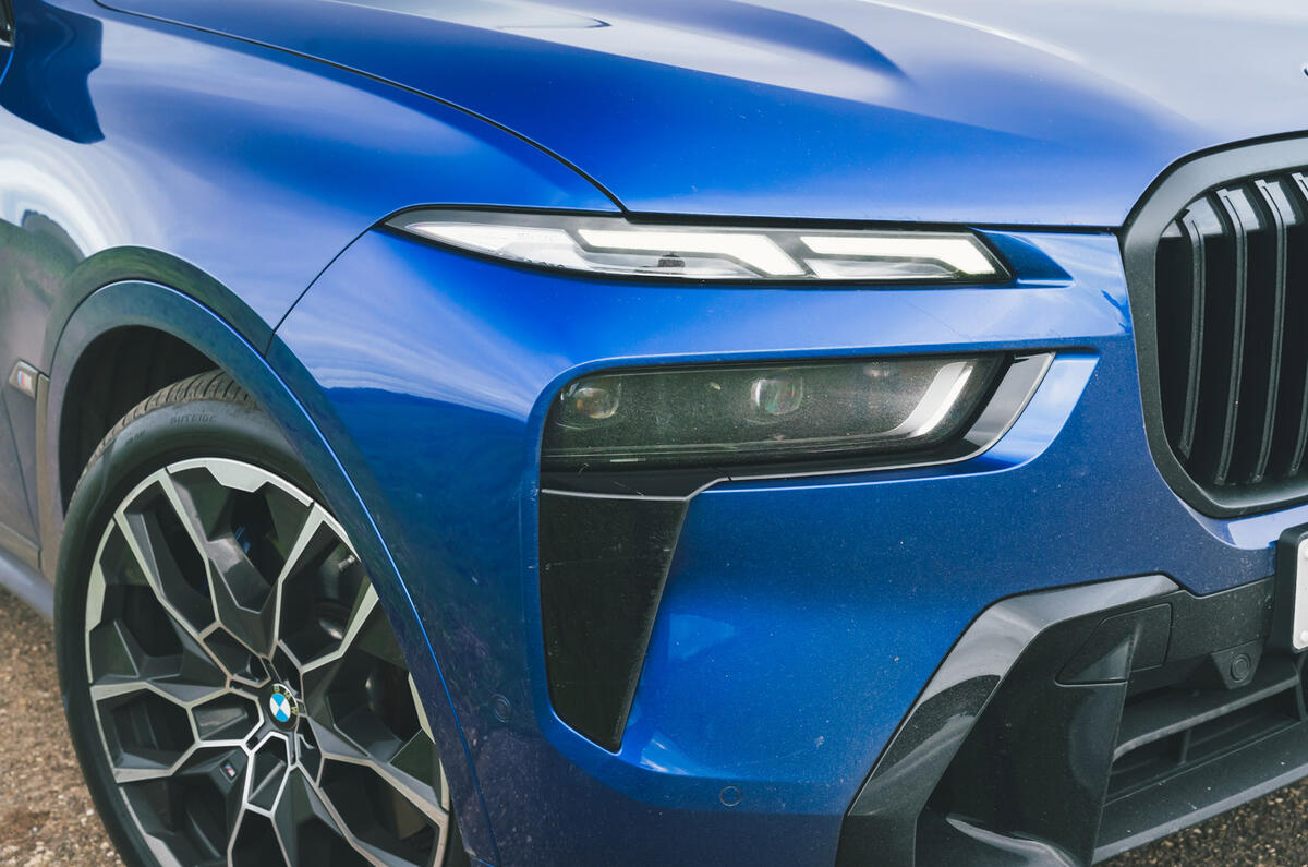 06 BMW X7 M60i RT 2023 split headlights