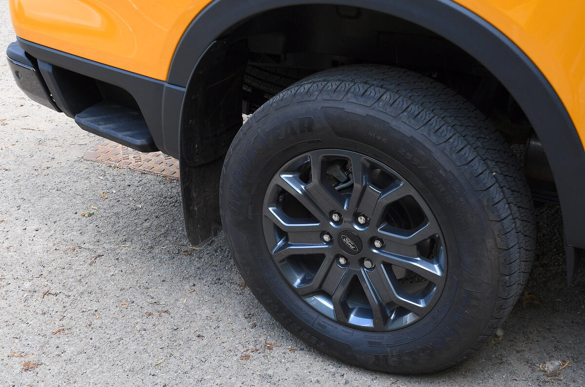 06 Ford Ranger RT 2023 rear wheel bed step