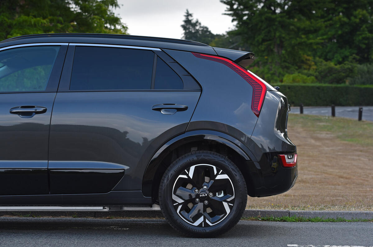 06 Kia Niro EV RT 2022 roue arrière 3 4