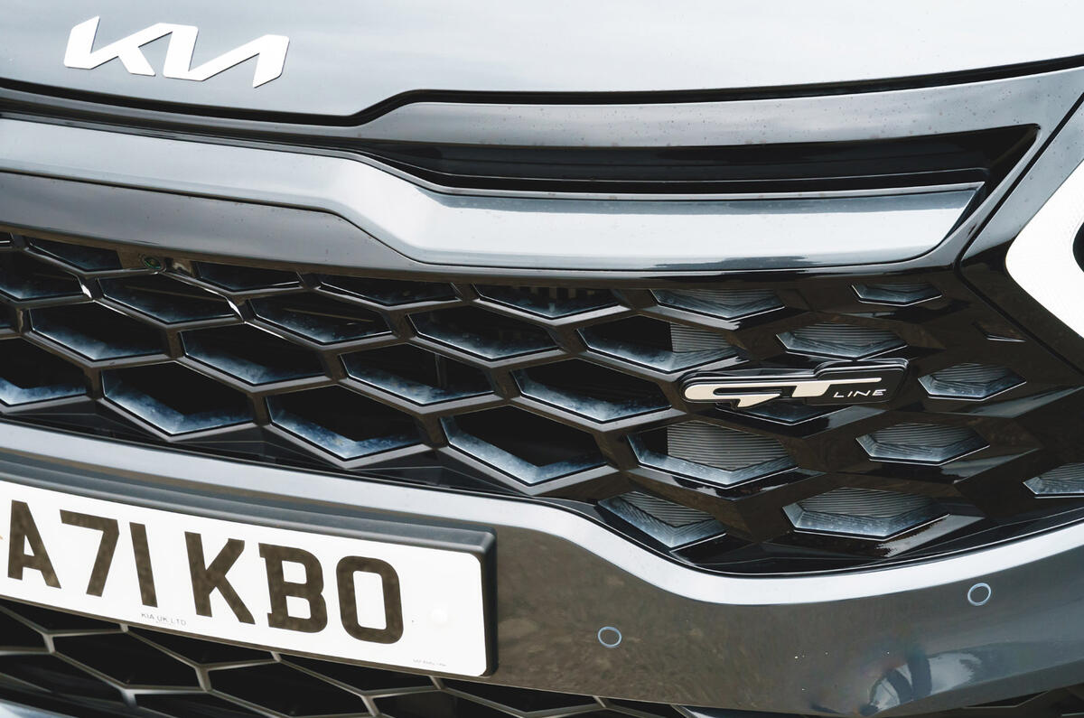 06 Kia Sportage 2022 RT tigernose grille