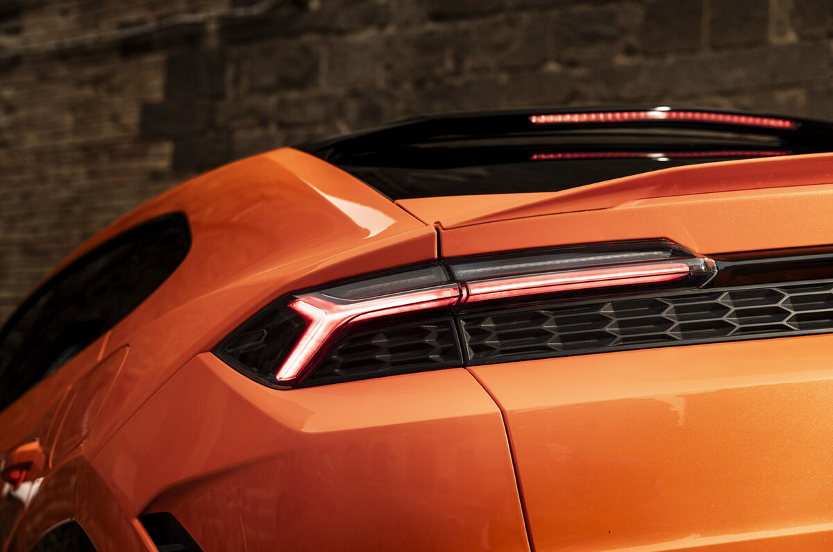 06 Lamborghini Urus SE 2024 revue feux arrière