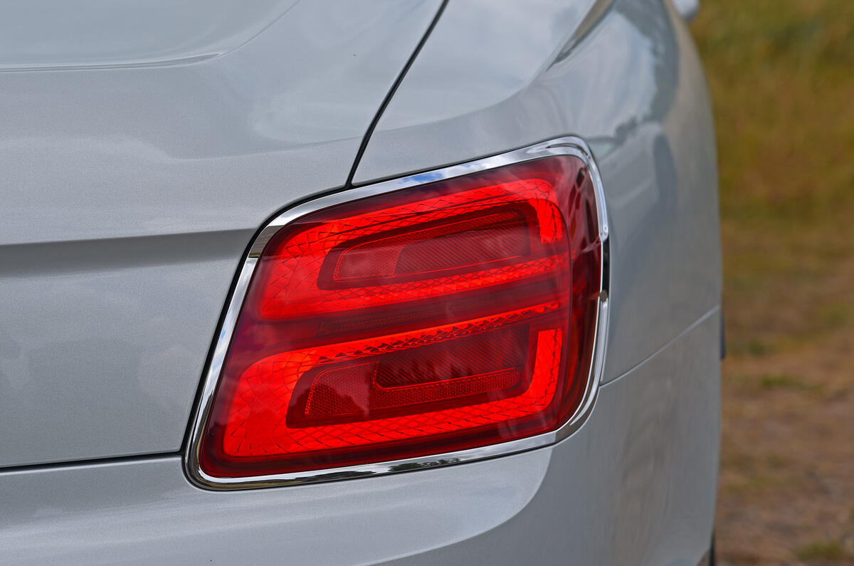 07 Bentley Flying Spur Hybrid RT 2022 rear light
