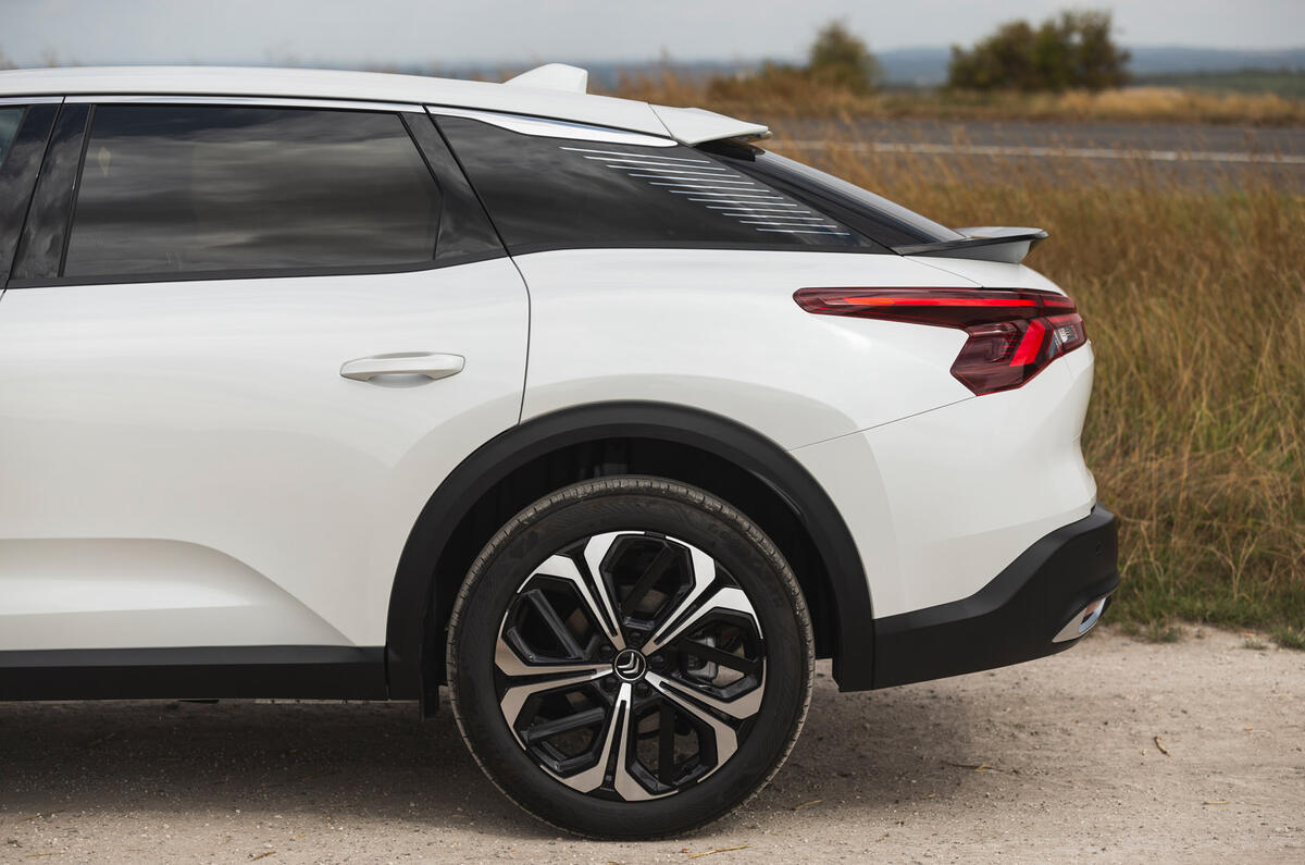 07 Citroen C5 X RT 2022 rear spoiler