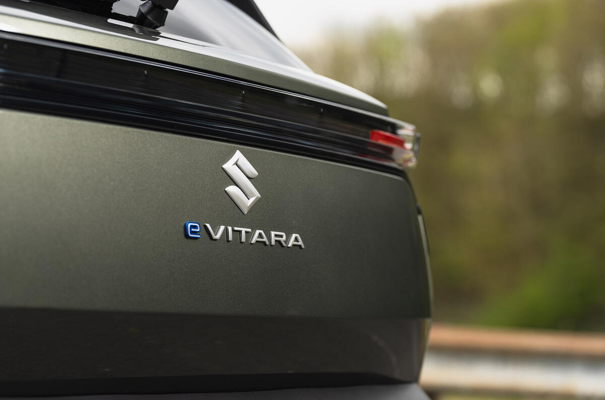 07 Suzuki eVitara 2025 Autocar review feu arrière badge
