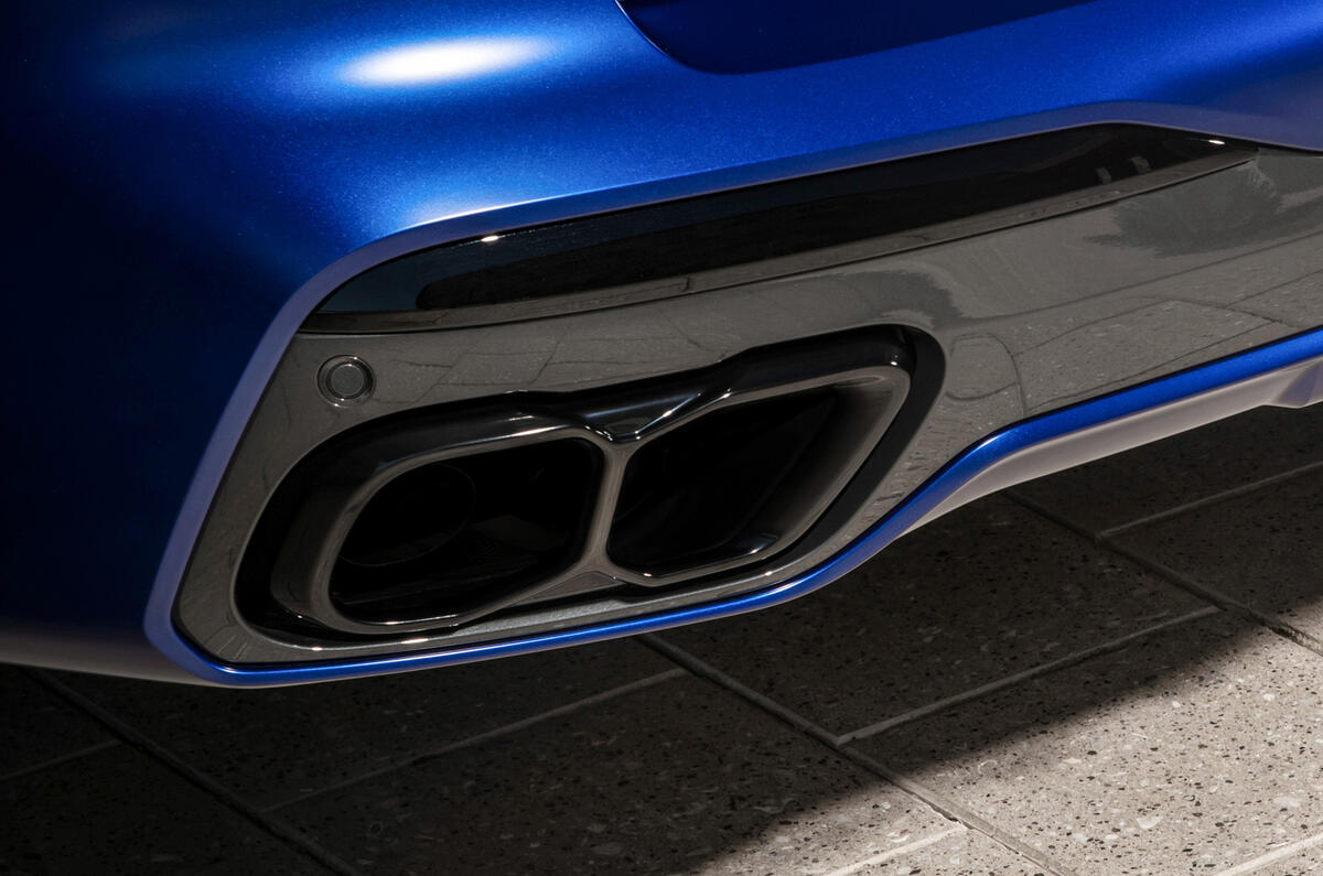 08 BMW X7 M60i RT 2023 black exhaust tips