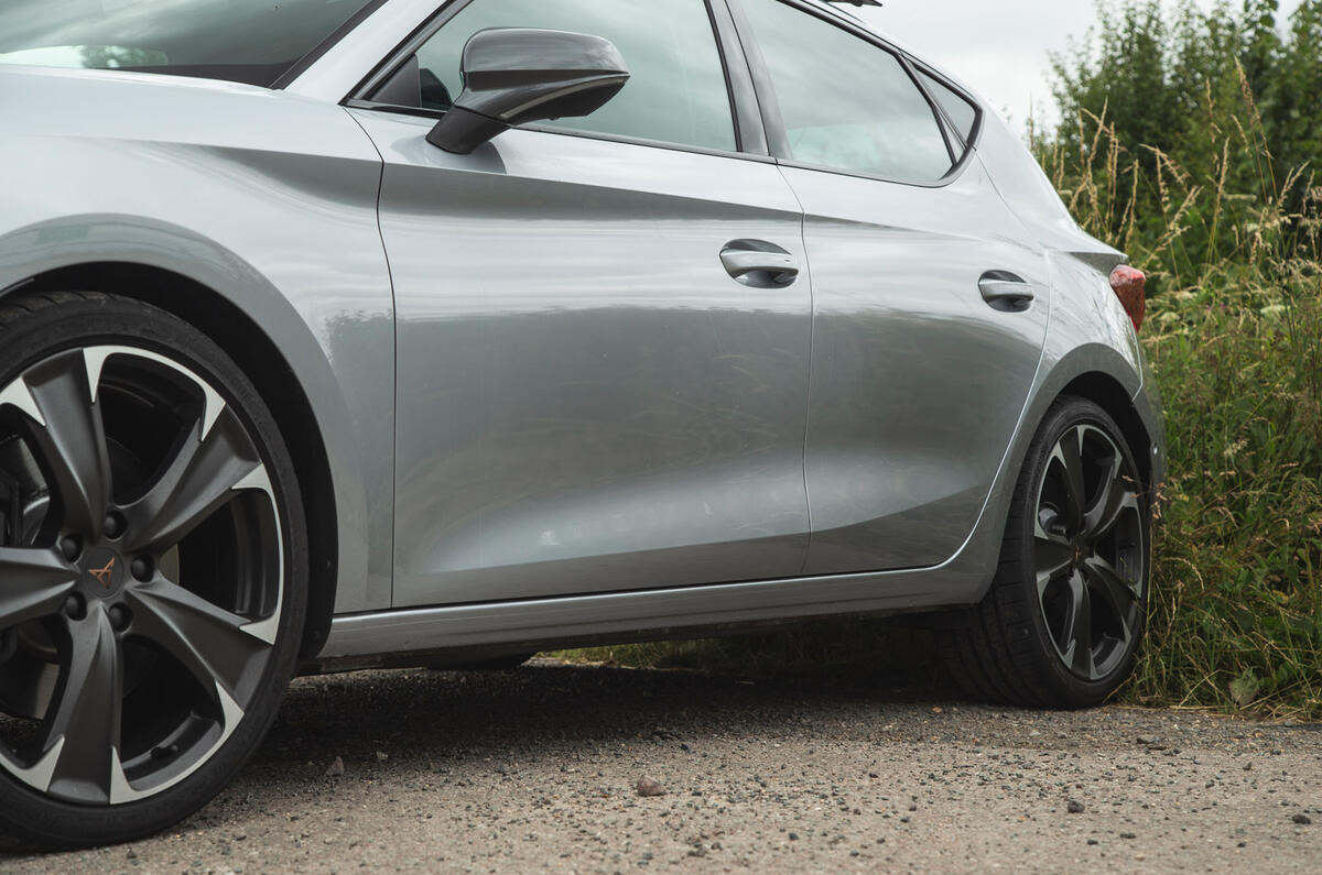 08 Cupra Leon 245 Hatchback RT 2022 sill