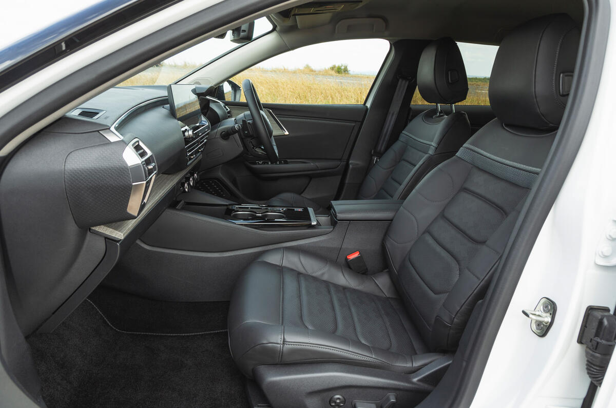 09 Citroen C5 X RT 2022 front seats