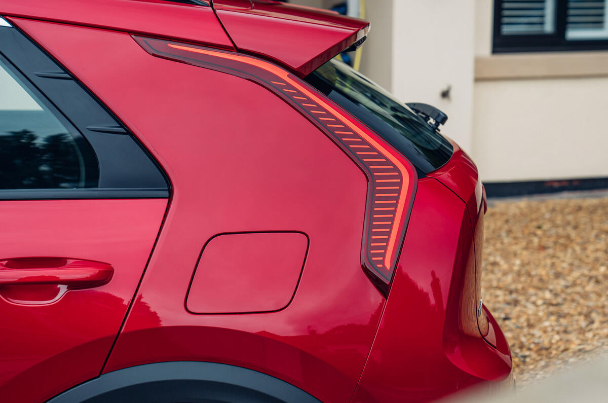 09 Kia Niro HEV FD 2022 sideblade