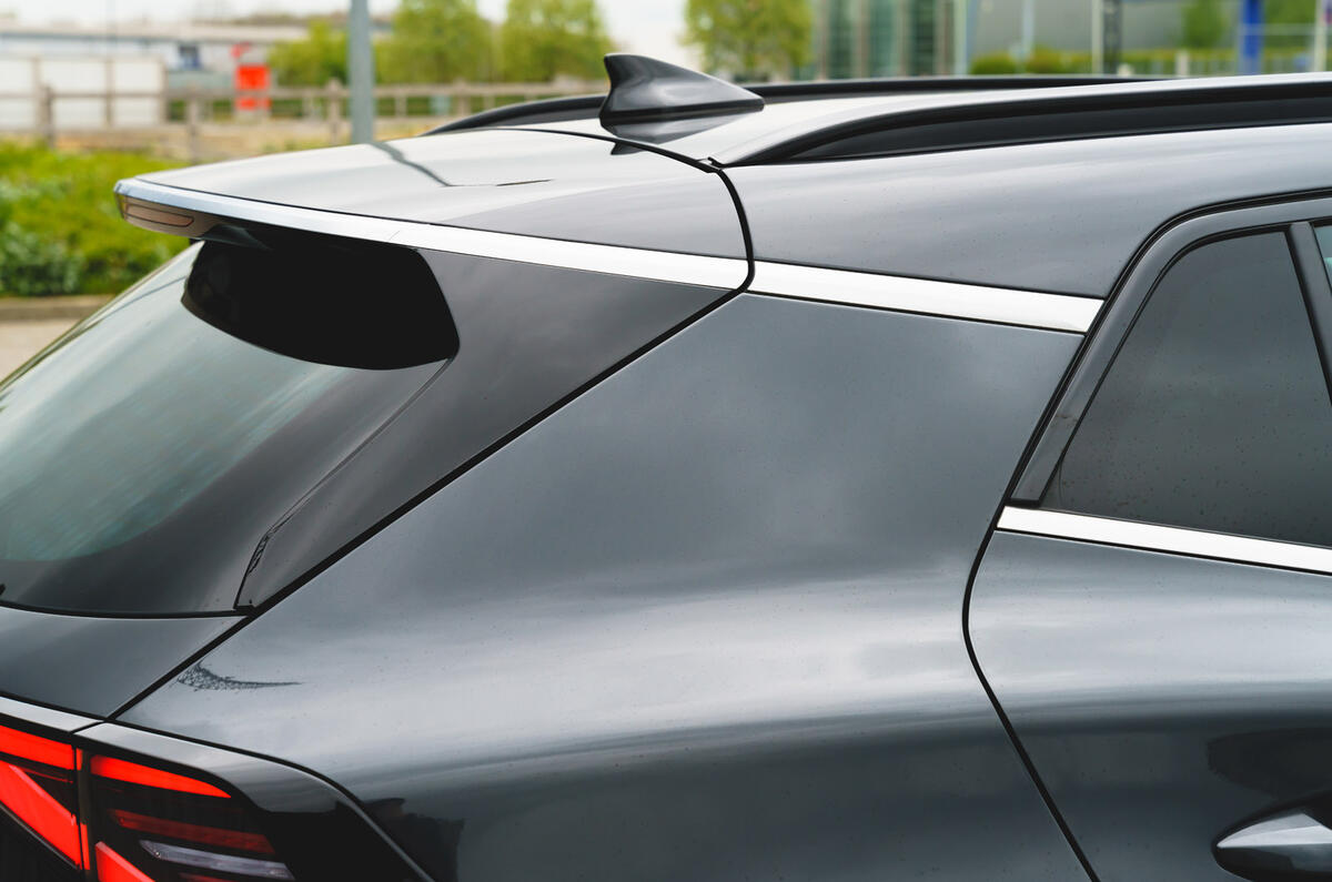 09 Kia Sportage 2022 RT c pillar