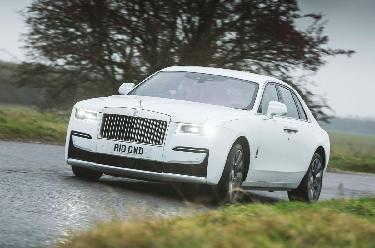 Examen de l'essai routier de la Rolls-Royce Ghost 2021 - le front des héros