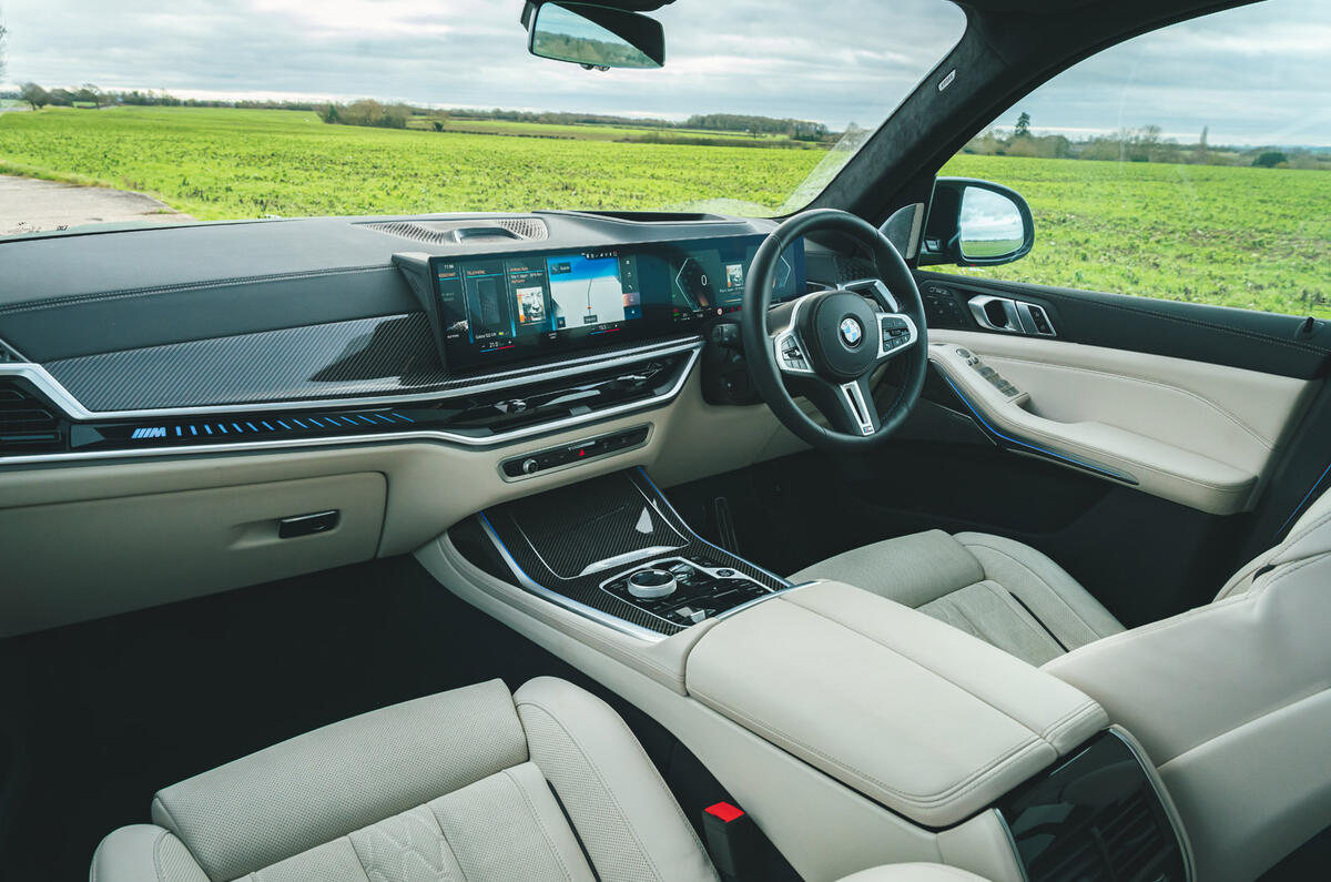 10 BMW X7 M60i RT 2023 front seats