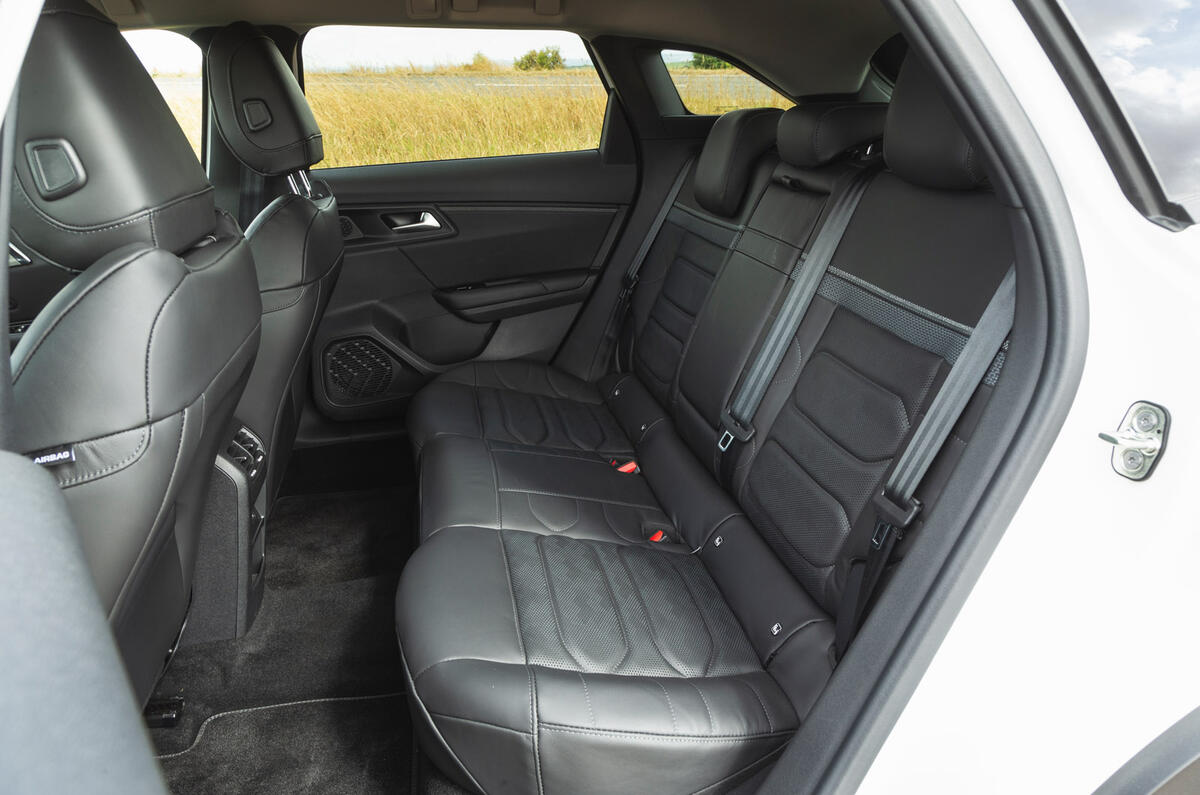 10 Citroen C5 X RT 2022 rear seats