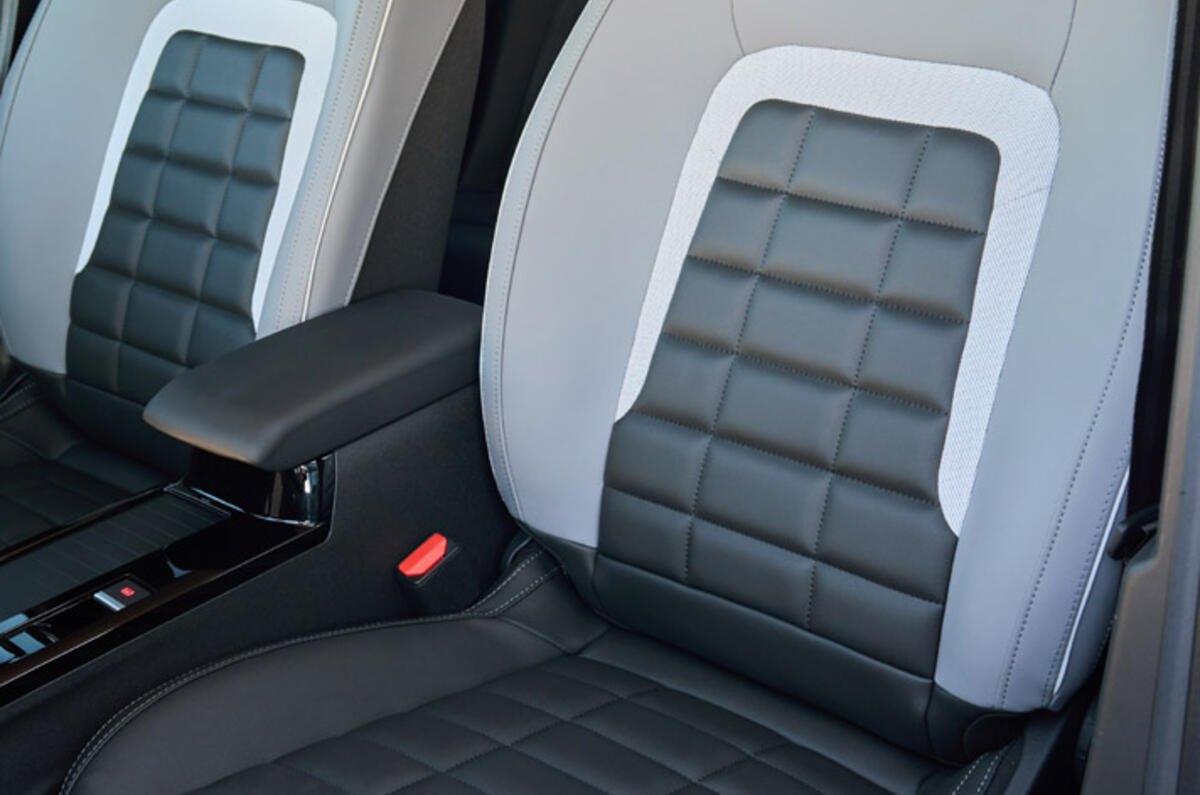 10 Citroen e C4 X 2025 avis sièges avant