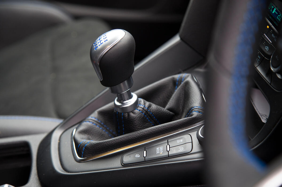 Ford Focus RS 2019 road test review - gearstick