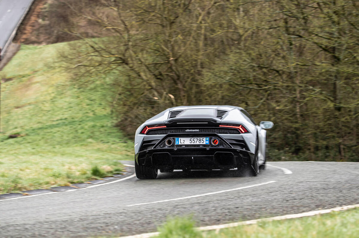 Lamborghini Huracan EVO RWD 2020 : examen de l'essai routier - sur la route arrière