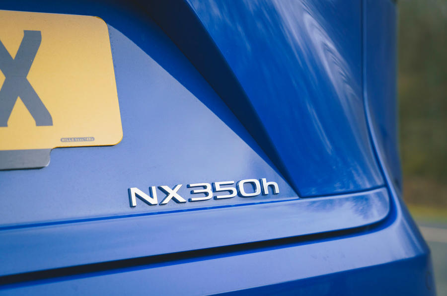 10 Lexus NX 2022 : essai routier - badge arrière