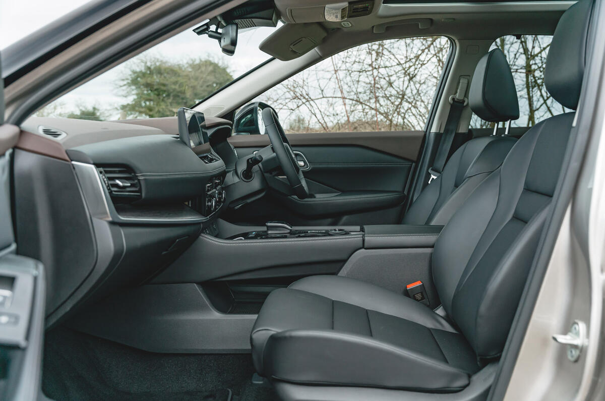 10 Nissan X Trail RT 2023 front seats