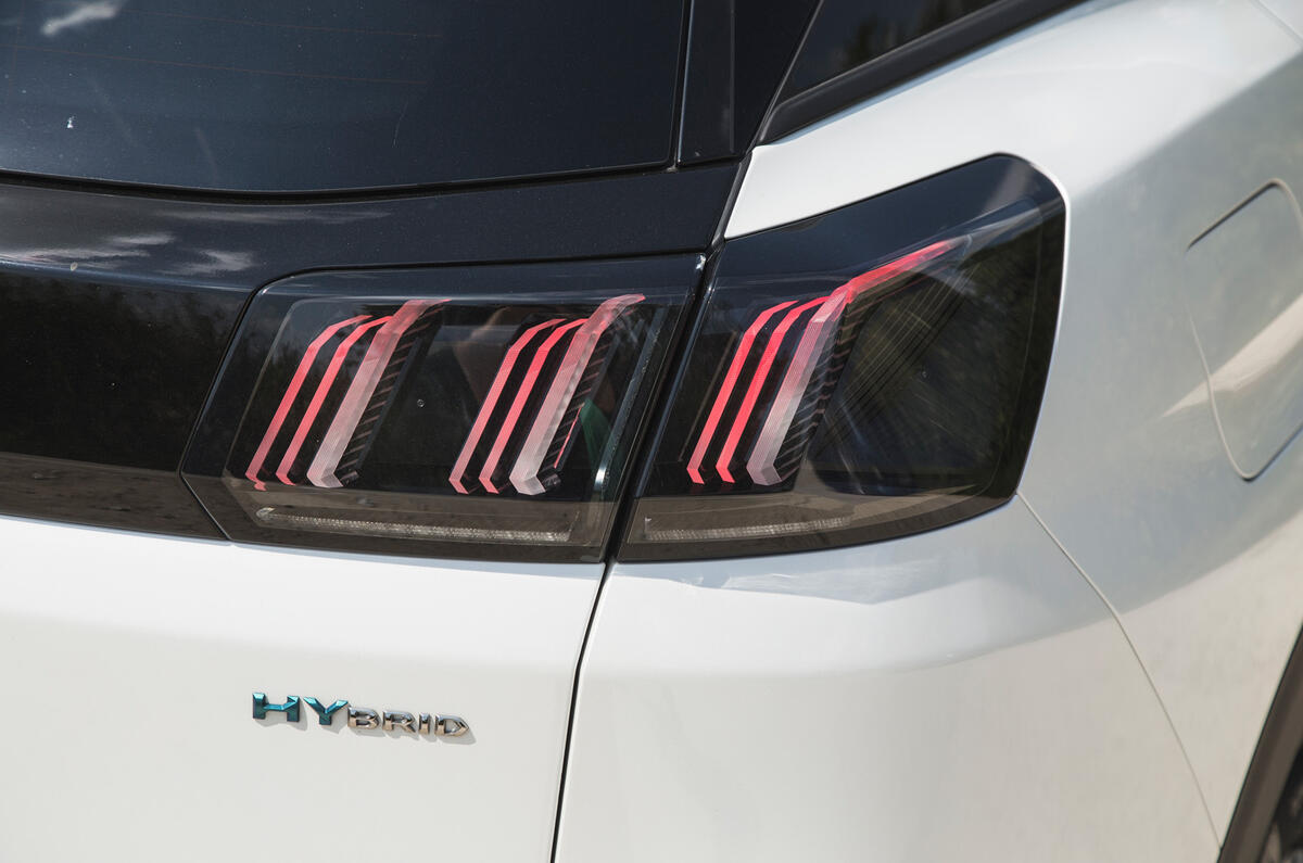 10 Peugeot 3008 2021 RT rear lights