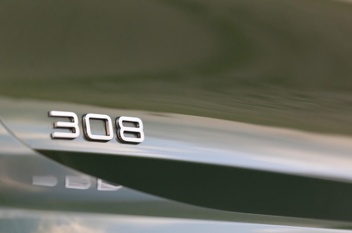 10 Peugeot 308 2021 : essai routier - badge arrière