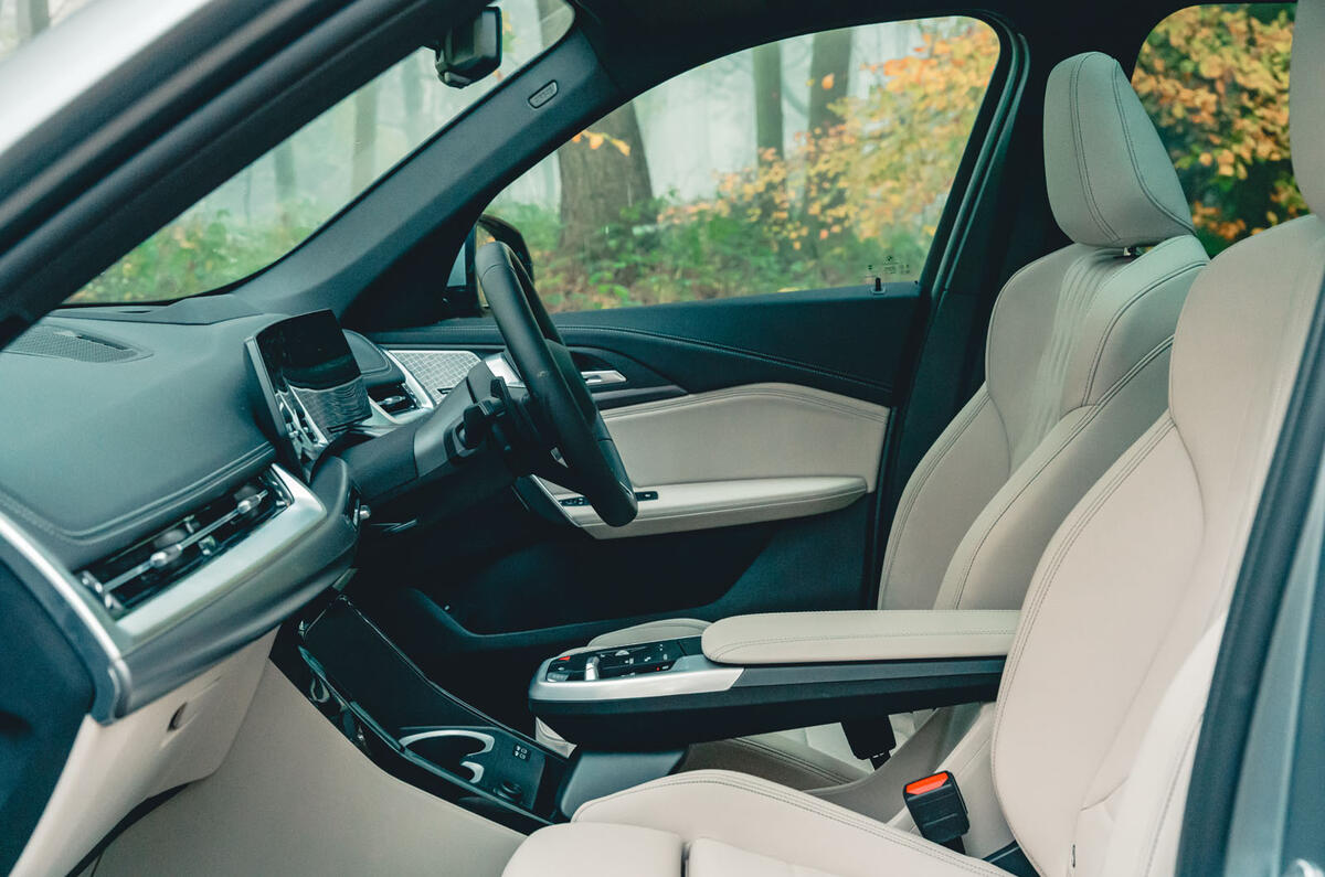 10b BMW X1 23i RT 2023 front seats