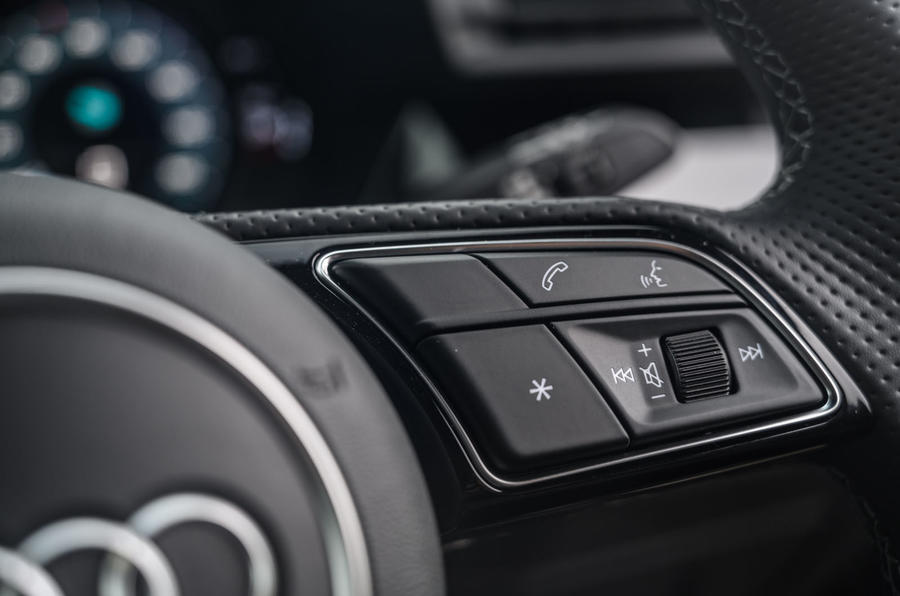 Audi S3 Sportback 2020 : essai routier - boutons au volant