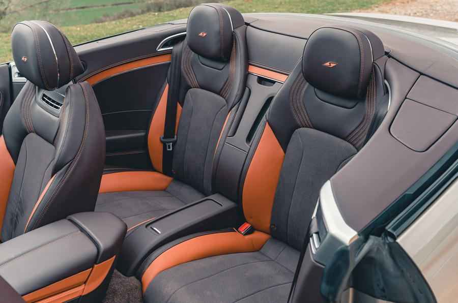 11 Bentley Continental GTC convertible RT 2023 sièges arrière