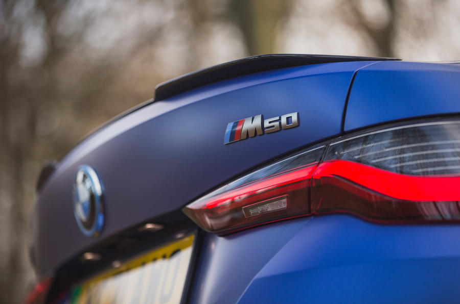 11 BMW i4 2022 : essai routier, test du badge arrière