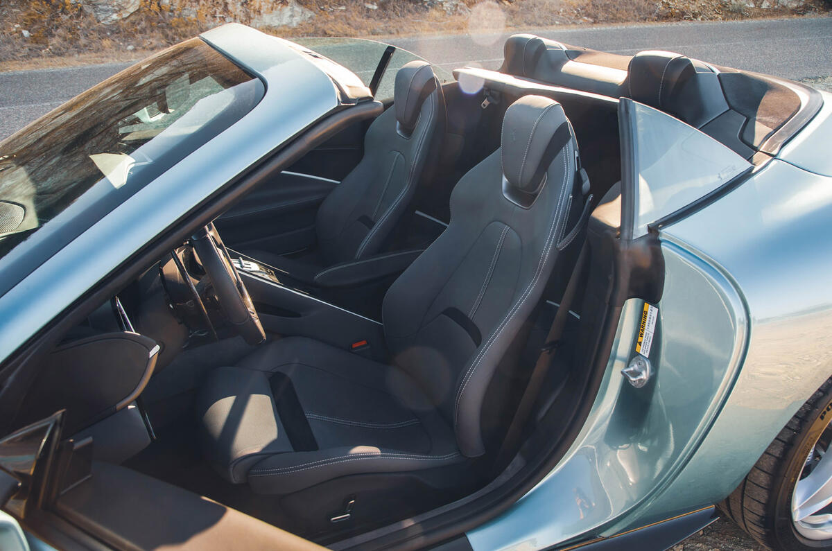 11 Ferrari Roma Spider FD 2023 front seats